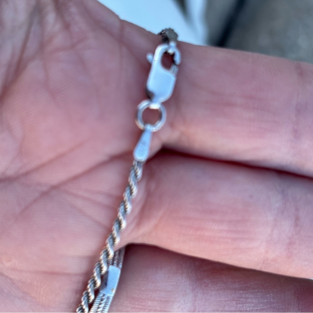 Elegant Silver Teardrop Pendant Necklace - Picture 4 of 5